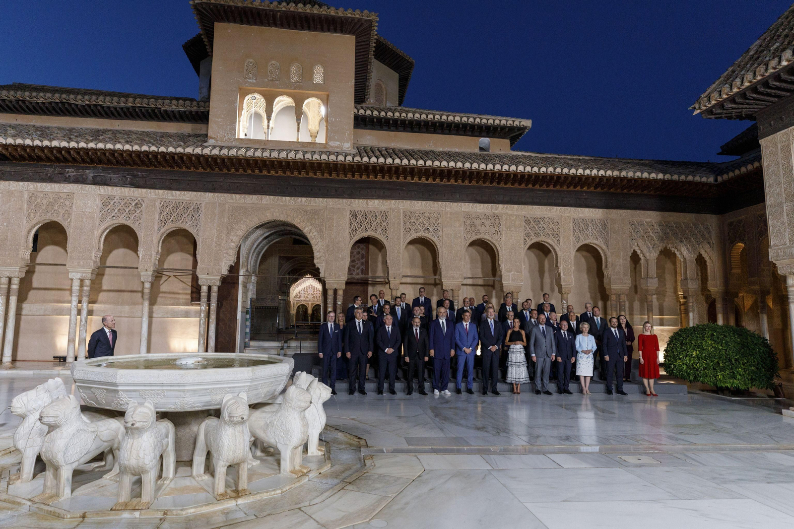 Los políticos participantes en la Cumbre de la Comunidad Política Europea de Granada en el Patio de los Leones de la Alhambra Los políticos participantes en la Cumbre de la Comunidad Política Europea de Granada en el Patio de los Leones de la Alhambra