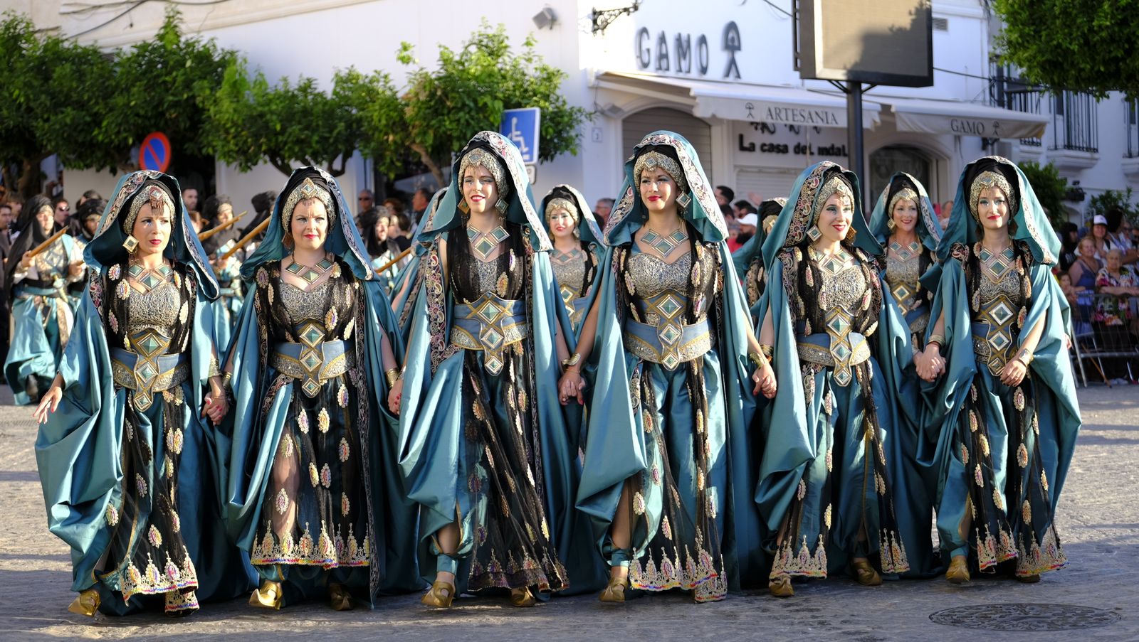 El espectacular desfile de Moros y Cristianos de Mojácar, en imágenes