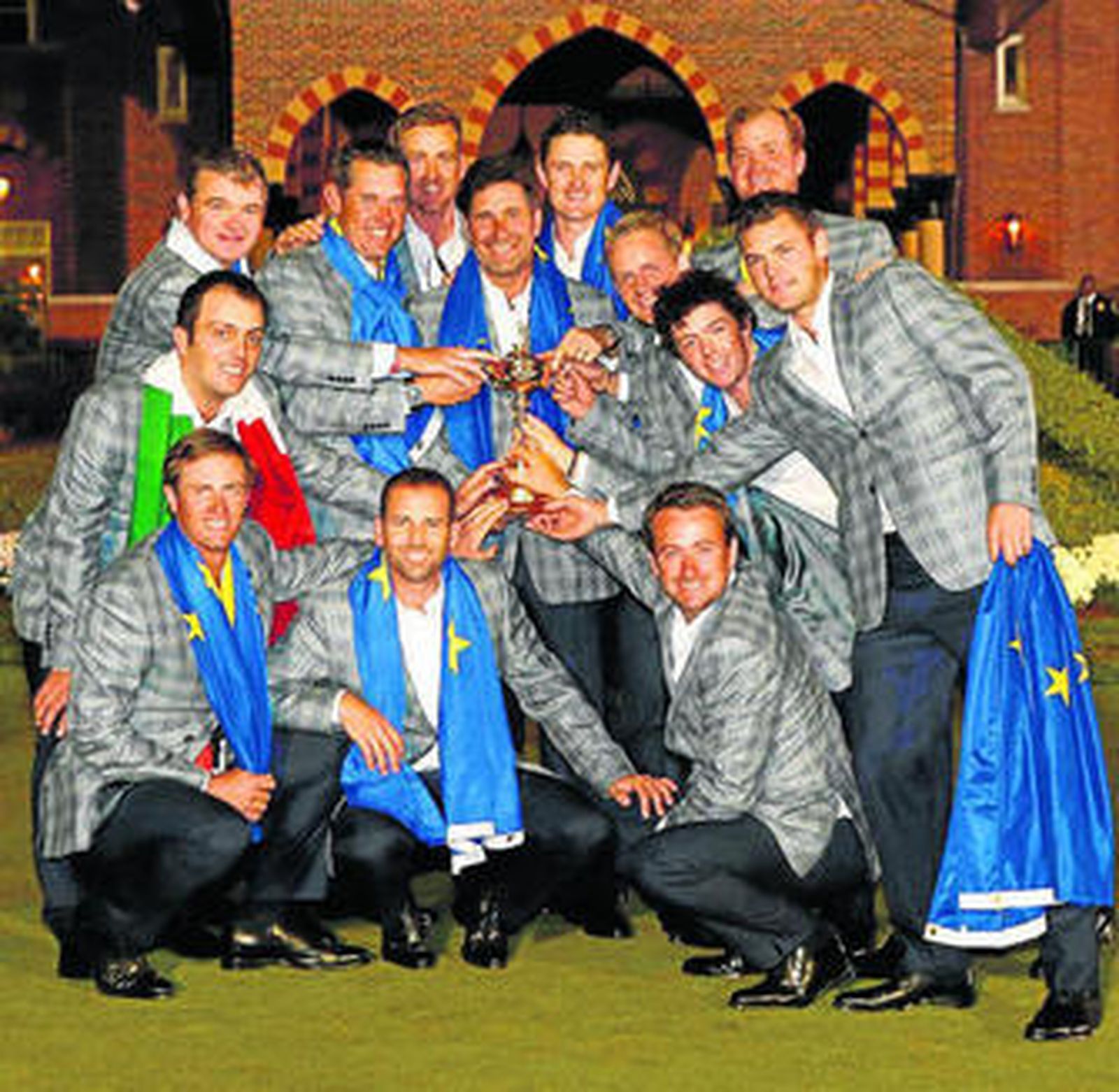 Los 12 jugadores del equipo europeo rodean a su capitán, Olazábal, que sostiene el trofeo de la Ryder.