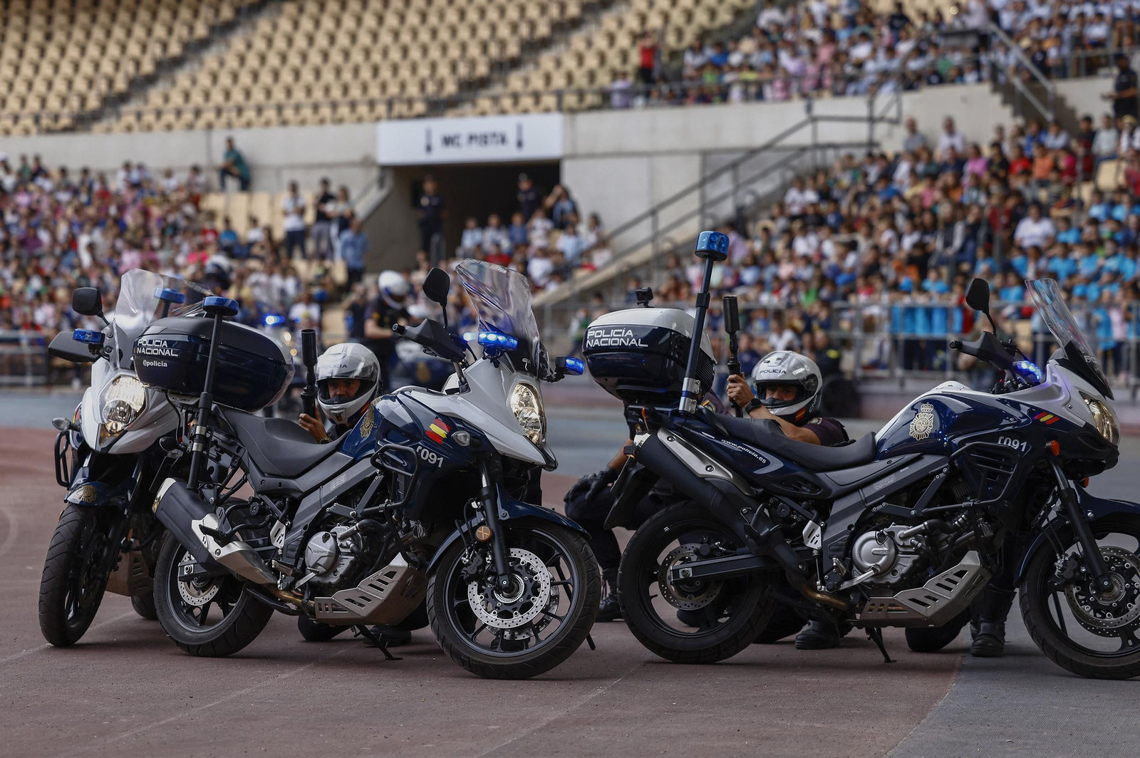 La exhibición de la Policía Nacional en el Estadio de la Cartuja, en imágenes