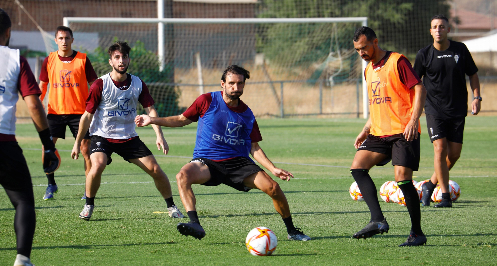De las Cuevas pasa el balón en pleno rondo en un entrenamiento del Córdoba CF.