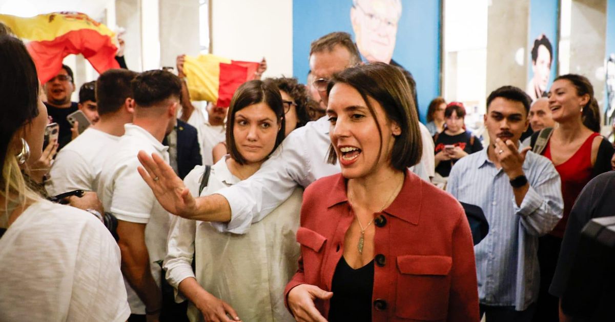 Son cuatro pero han venido": Irene Montero reivindica una sociedad "libre de fascismo" tras ser increpada al llegar a la Universidad de Granada