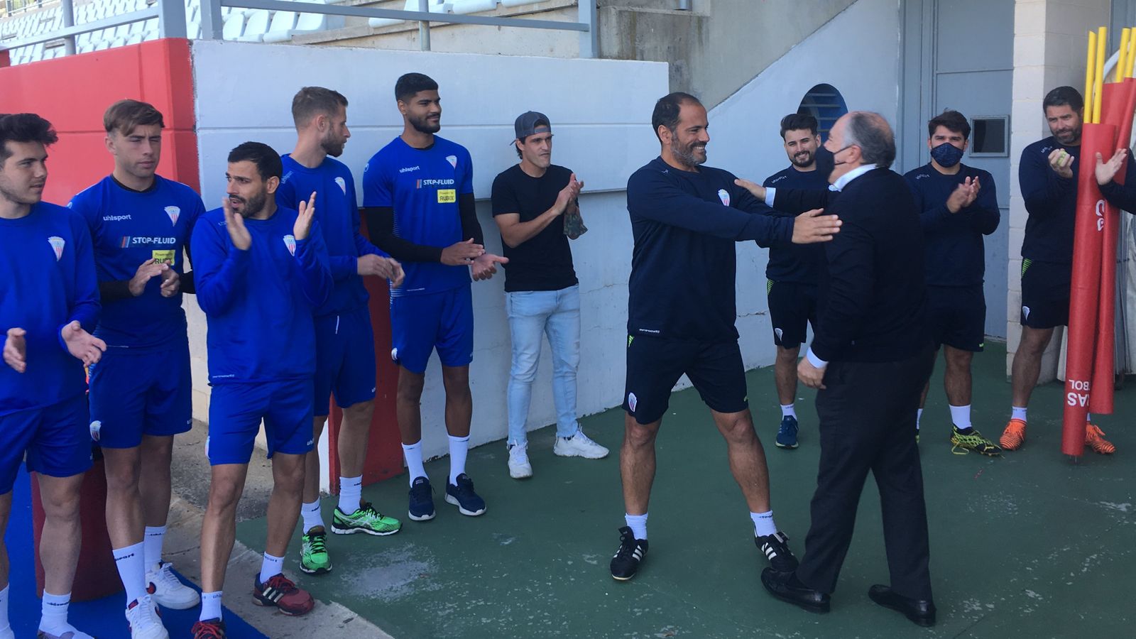 Landaluce, en la última visita que realizó a la plantilla del Algeciras.