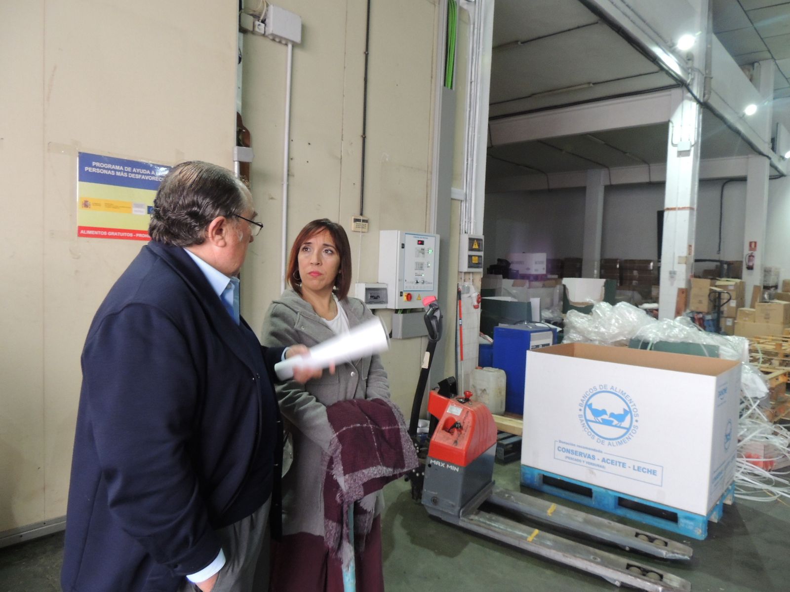 Alicia Narciso y Juan Manuel Díaz Cabrera en el almacén del Banco de Alimentos de Huelva