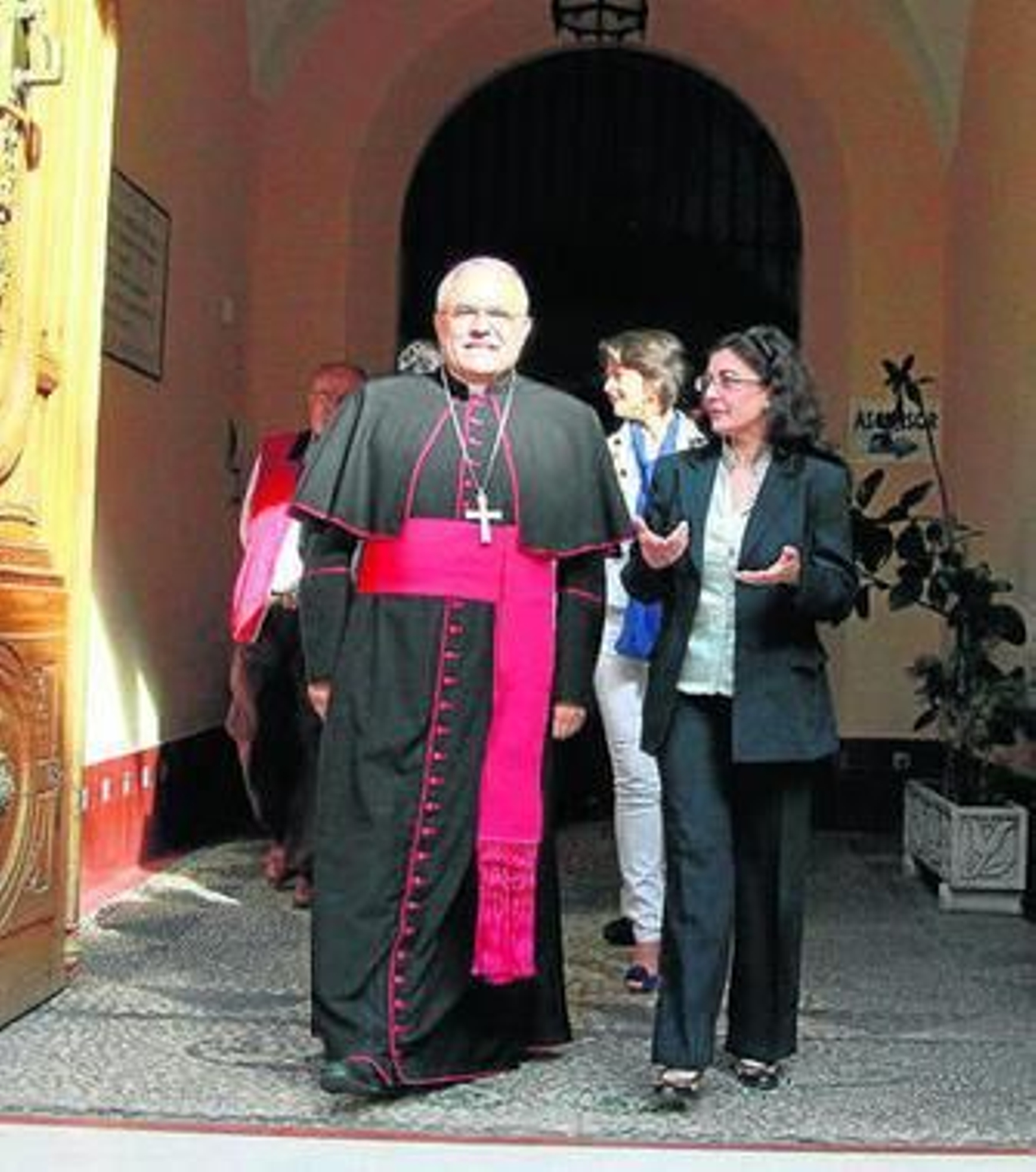 El obispo, acompañado por la alcaldesa de Montilla, ayer.