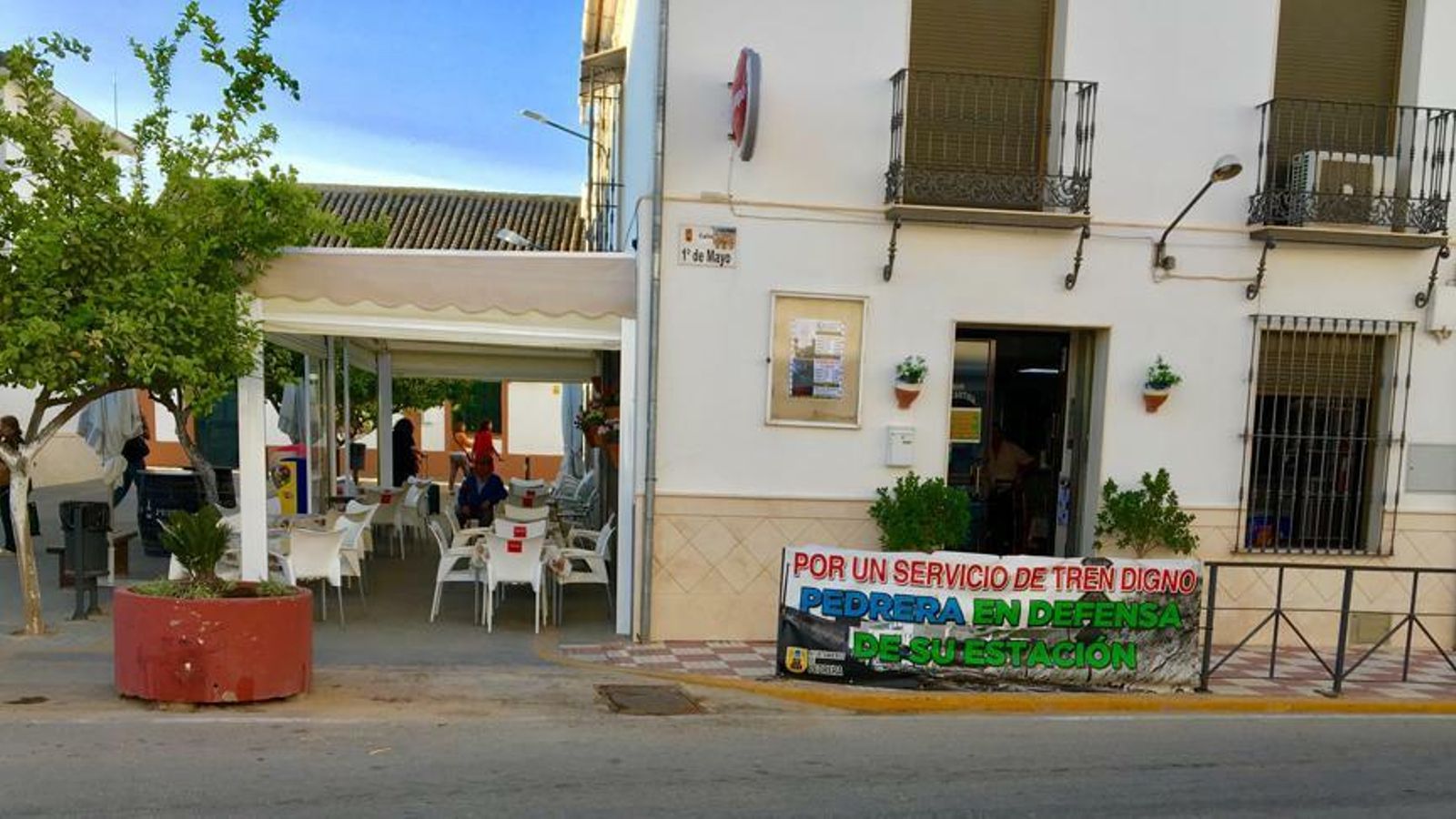 Pancarta de protesta en Pedrera por la situación del servicio ferroviario.