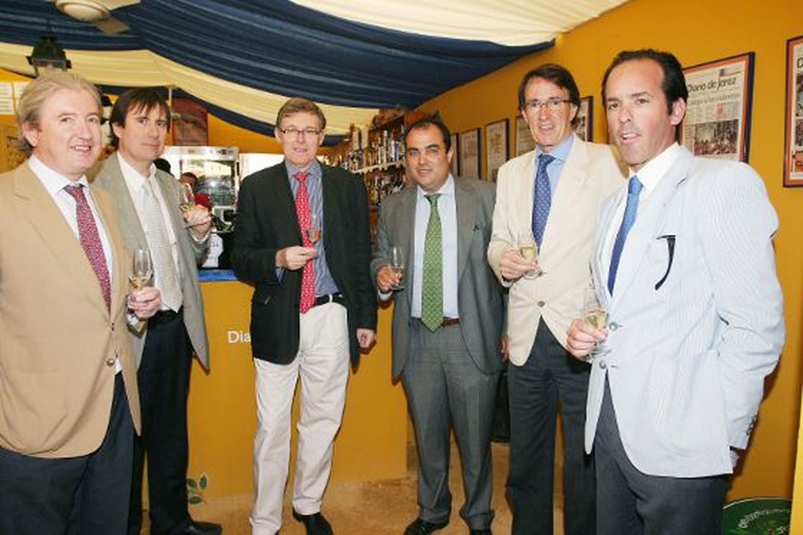 Mauricio González Gordon, presidente de González Byass junto al vicepresidente, Pedro Rebuelta;el director de general Jorge Grosse; Eugin Brotons, de marketing;y José Argudo, director de Comunicación de la firma, acompañados de David Fernández, director del Diario

Foto: Vanesa Lobo