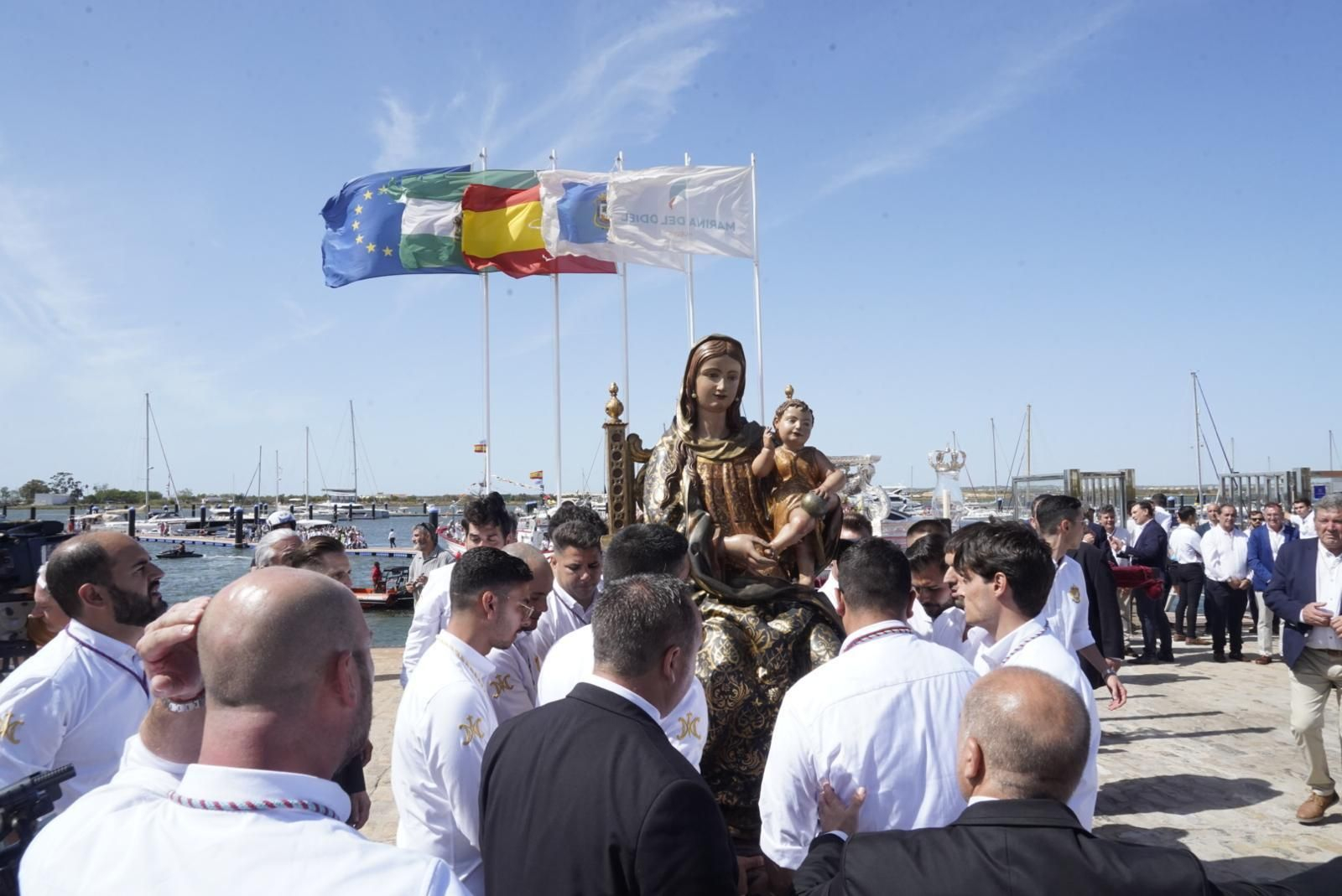 Imágenes del traslado de la Virgen de La Bella hasta el Muelle de Levante este domingo