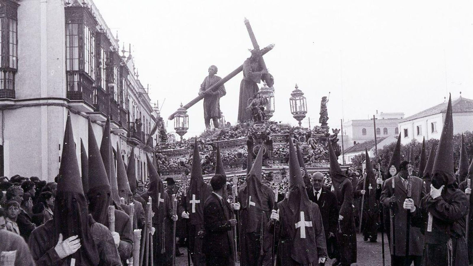 Jesús Nazareno en su salida procesional en el año 1957