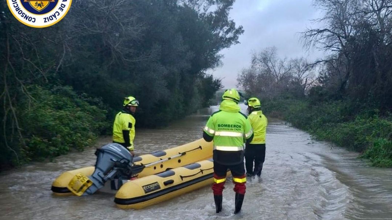 Bomberos que actuaron en el rescate del conductor encerrado en su camión por las inundaciones.