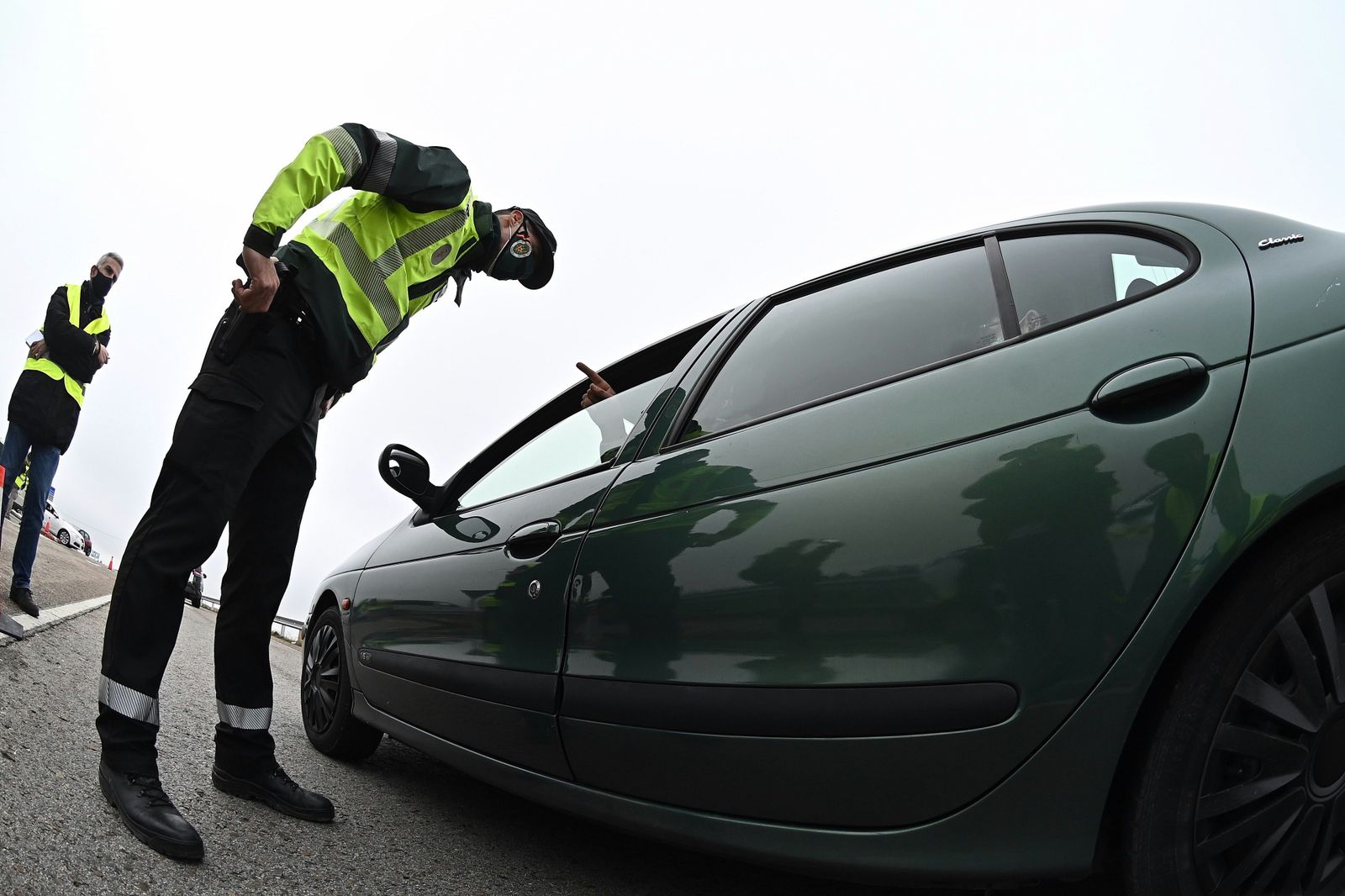 Un guardia civil en un control de documentación.