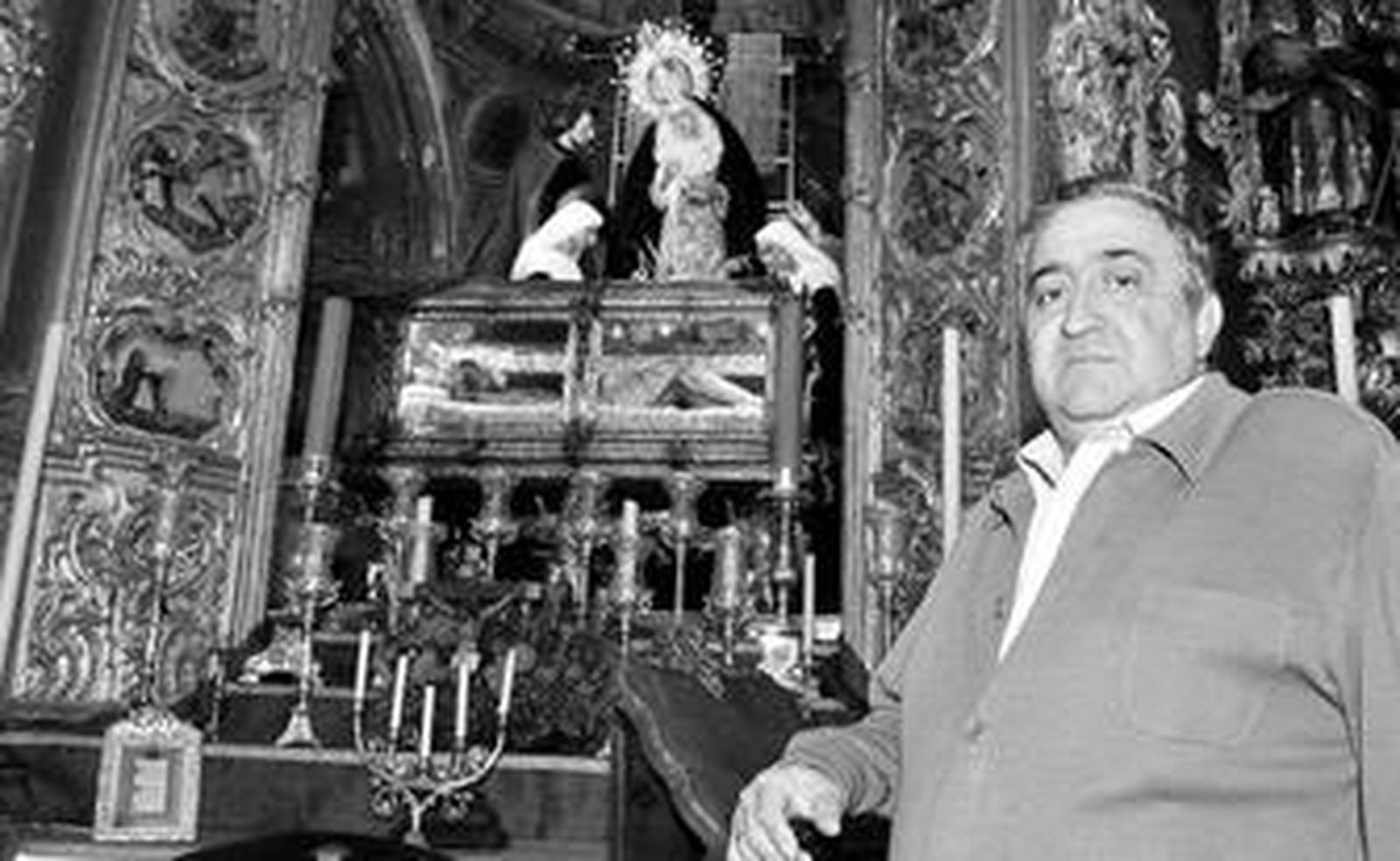 Diego García de los Santos ante la Virgen de la Piedad en la capilla del Calvario.