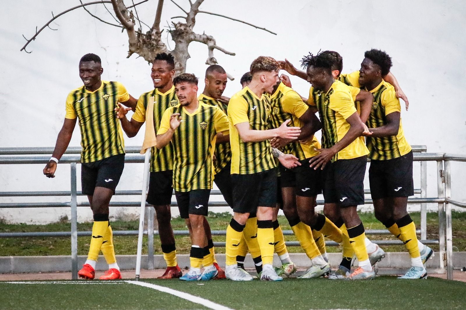 Los jugadores del Cubillas celebran un gol.