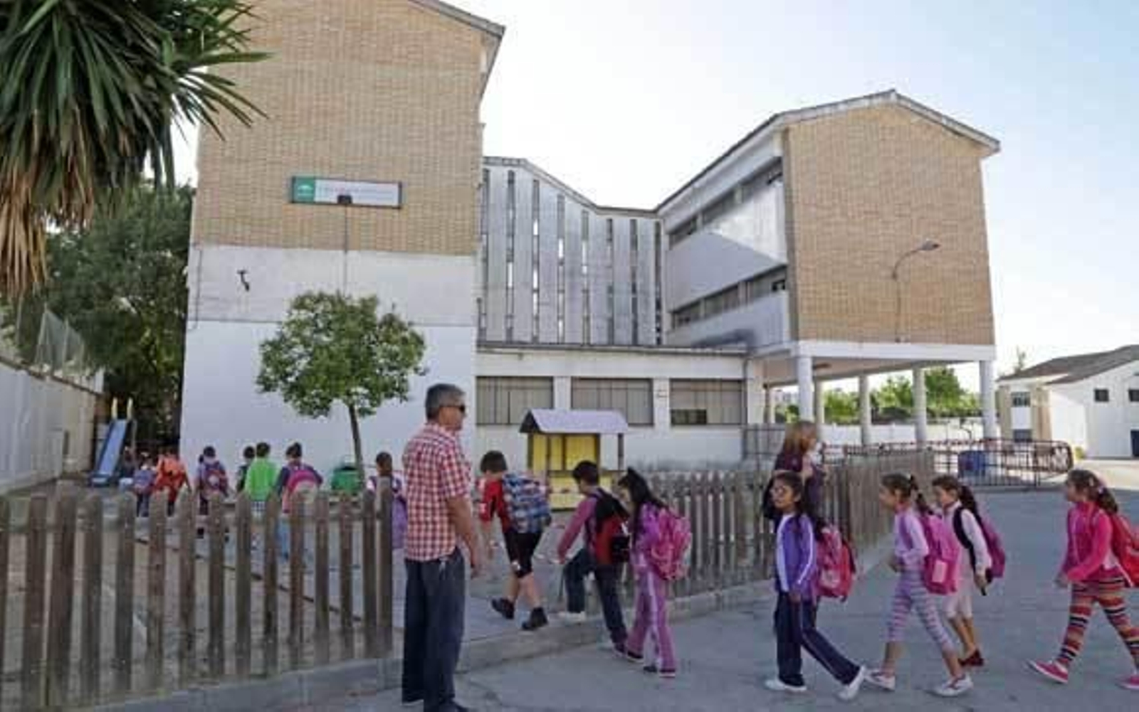 Alumnos entrando en el San Vicente de Paul. /Manuel Aranda