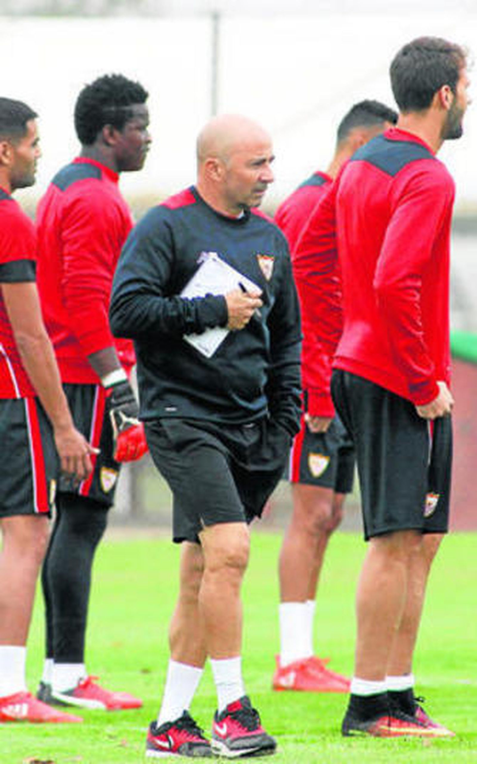 Jorge Sampaoli, sobre el césped delante de Mercado, Ondoa (portero del filial) y Franco Vázquez.