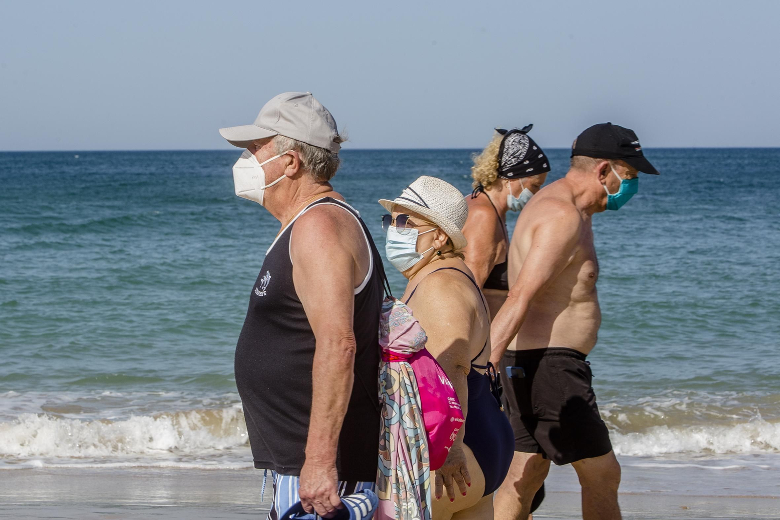 Primer día de la orden de mascarilas obligatorias en la Bahía de Cádiz