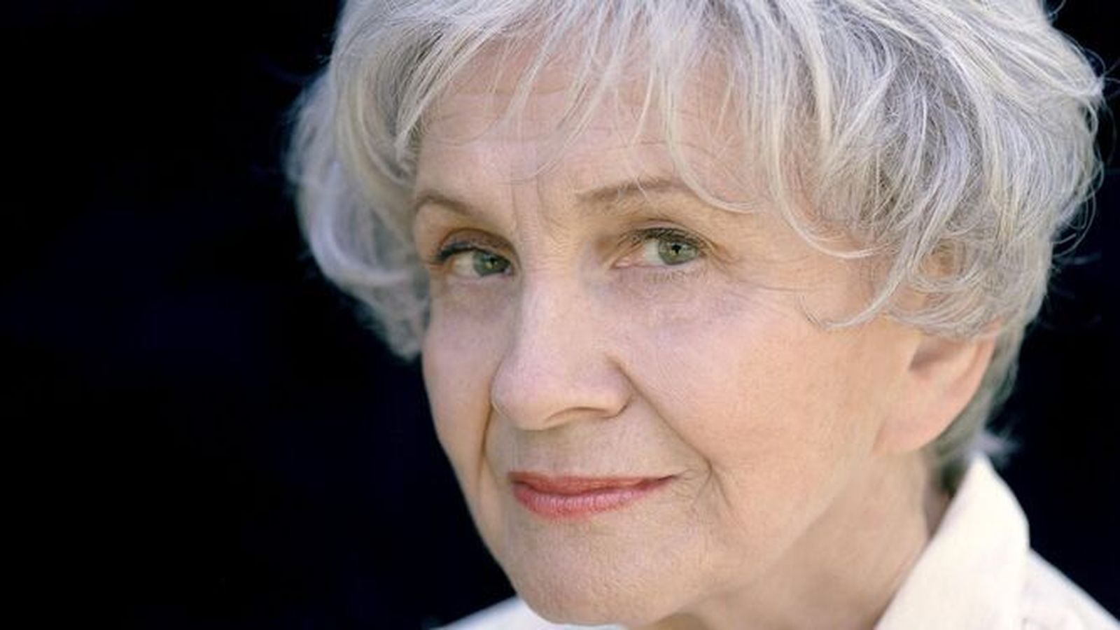 Primer plano de la escritora canadiense Alice Munro.