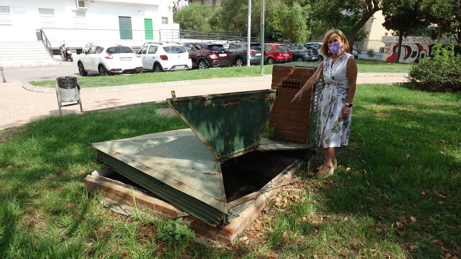 La socialista Begoña Medina junto al pozo del Parque Mediterráneo, en Carretera de Cádiz.
