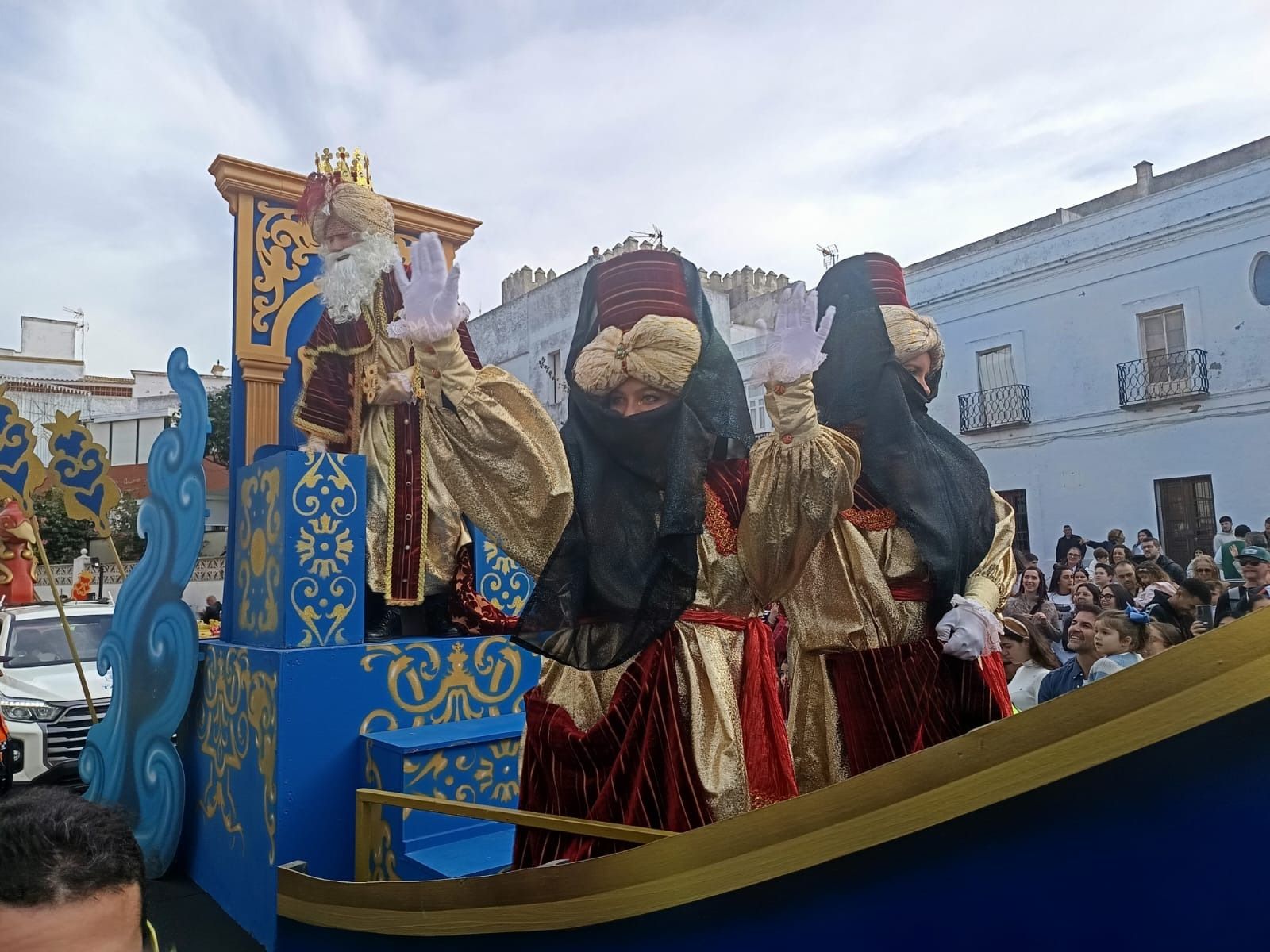 La ilusión de la cabalgata de los Reyes Magos recorre Tarifa en una mañana sin lluvia, en imágenes