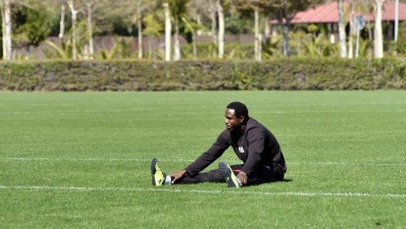 El delantero balono Wilson Cuero estira durante un entrenamiento.