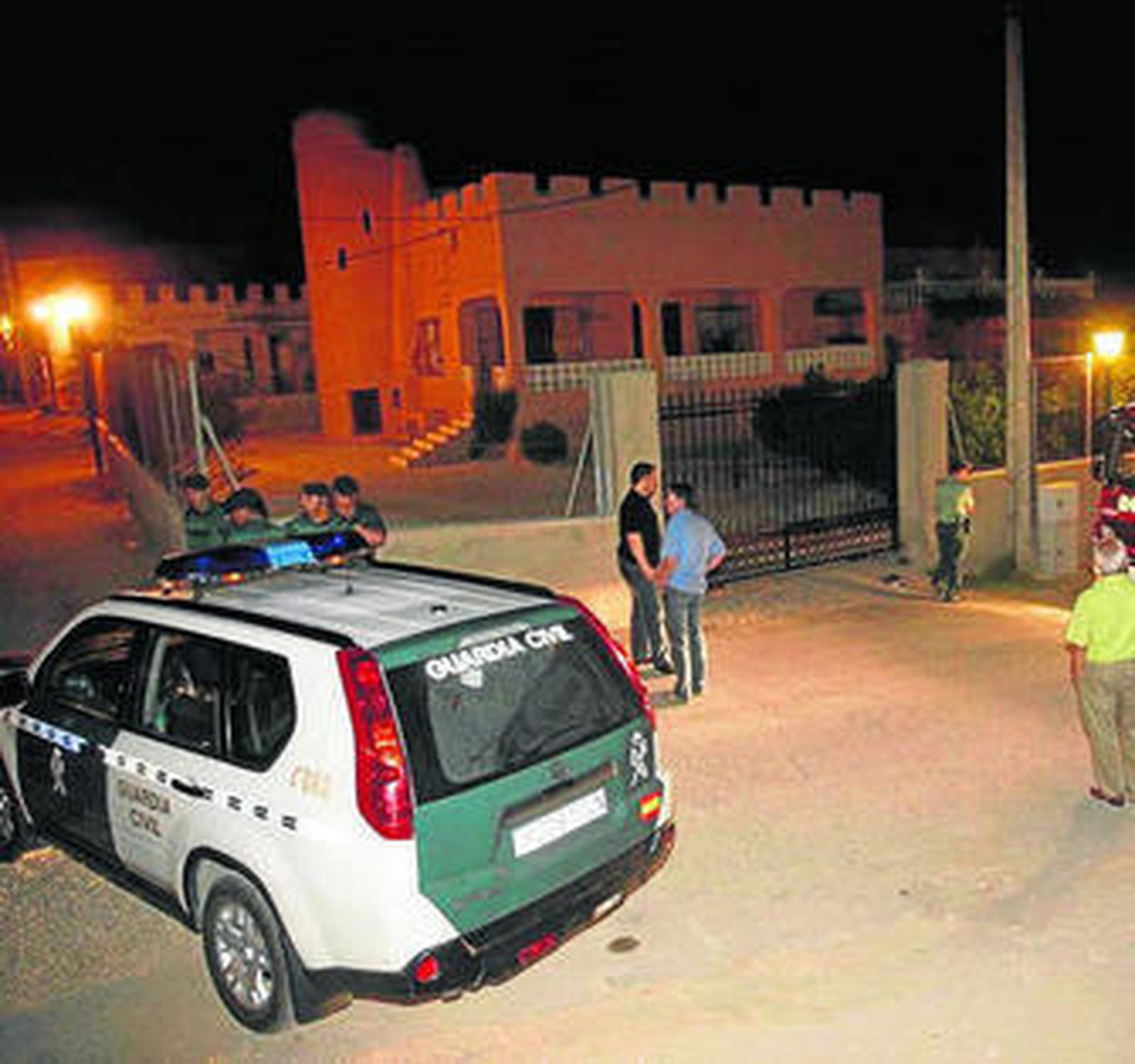 Guardia Civil en el lugar donde ocurrió el tiroteo mortal en Palomares.