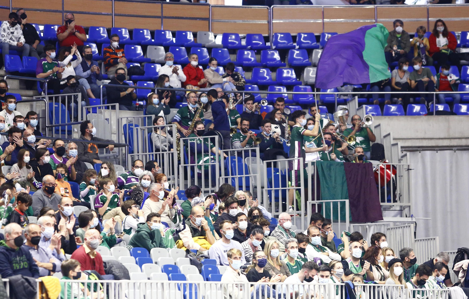 La afición del Unicaja anima.