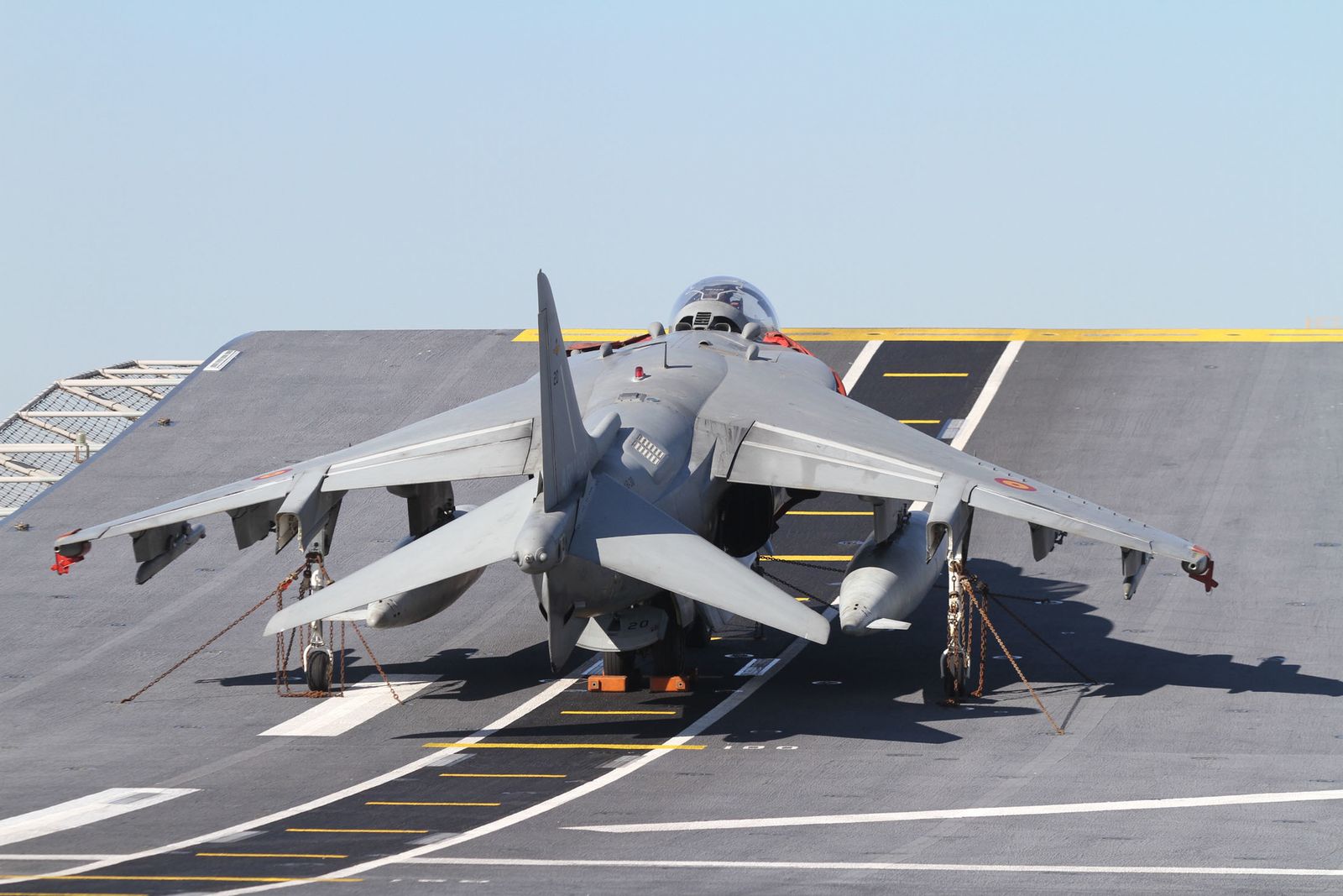 Imágenes de las primeras horas del portaaviones "Juan Carlos I" en el puerto de Huelva, durante su visita este fin de semana