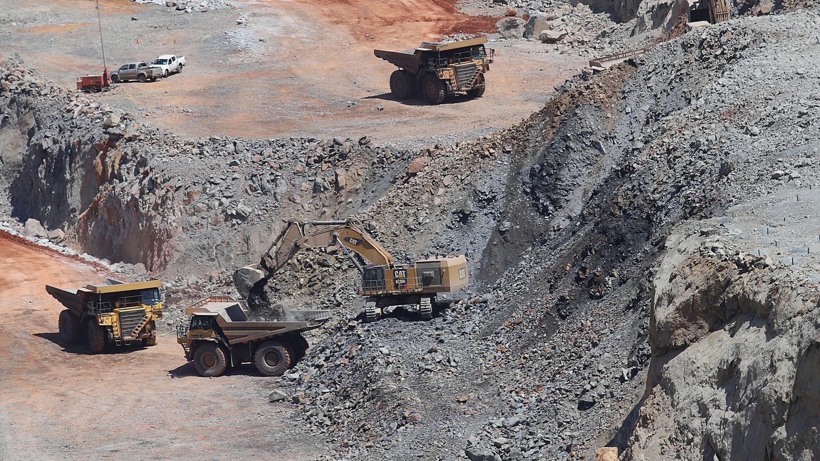 Maquinaria pesada carga camiones de minera en Cerro colorado.
