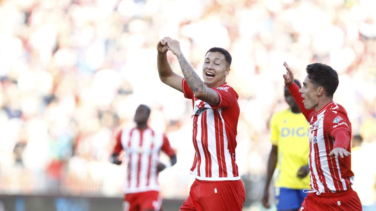 El delantero brasileño hace un corazón para festejar su primer tanto con la casaca rojiblanca.