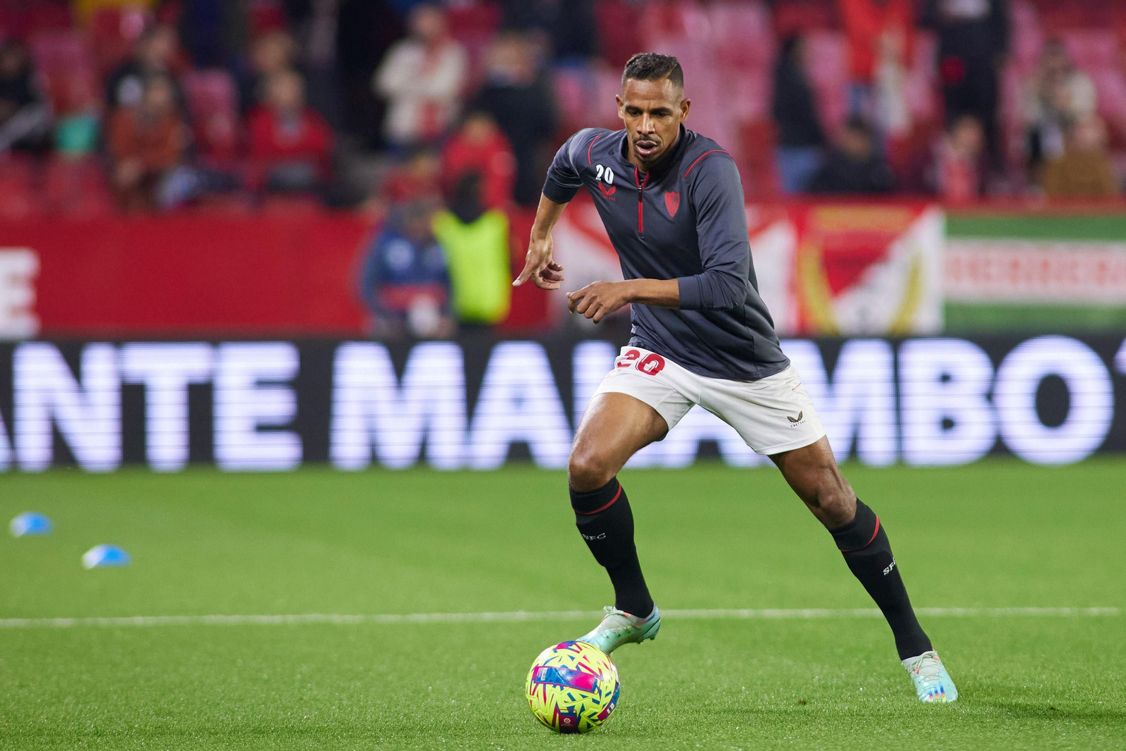 Fernando, durante un calentamiento en el Ramón Sánchez-Pizjuán.