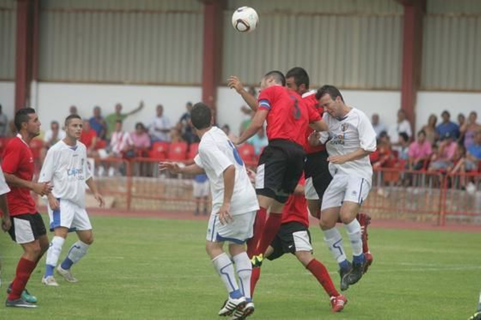 El San Roque desperdicia dos goles de ventaja ante el Pozoblanco y sufre, en su estreno como local, su primera bofetada de la temporada./Fotos: Quiñones

Foto: J.M.Q.