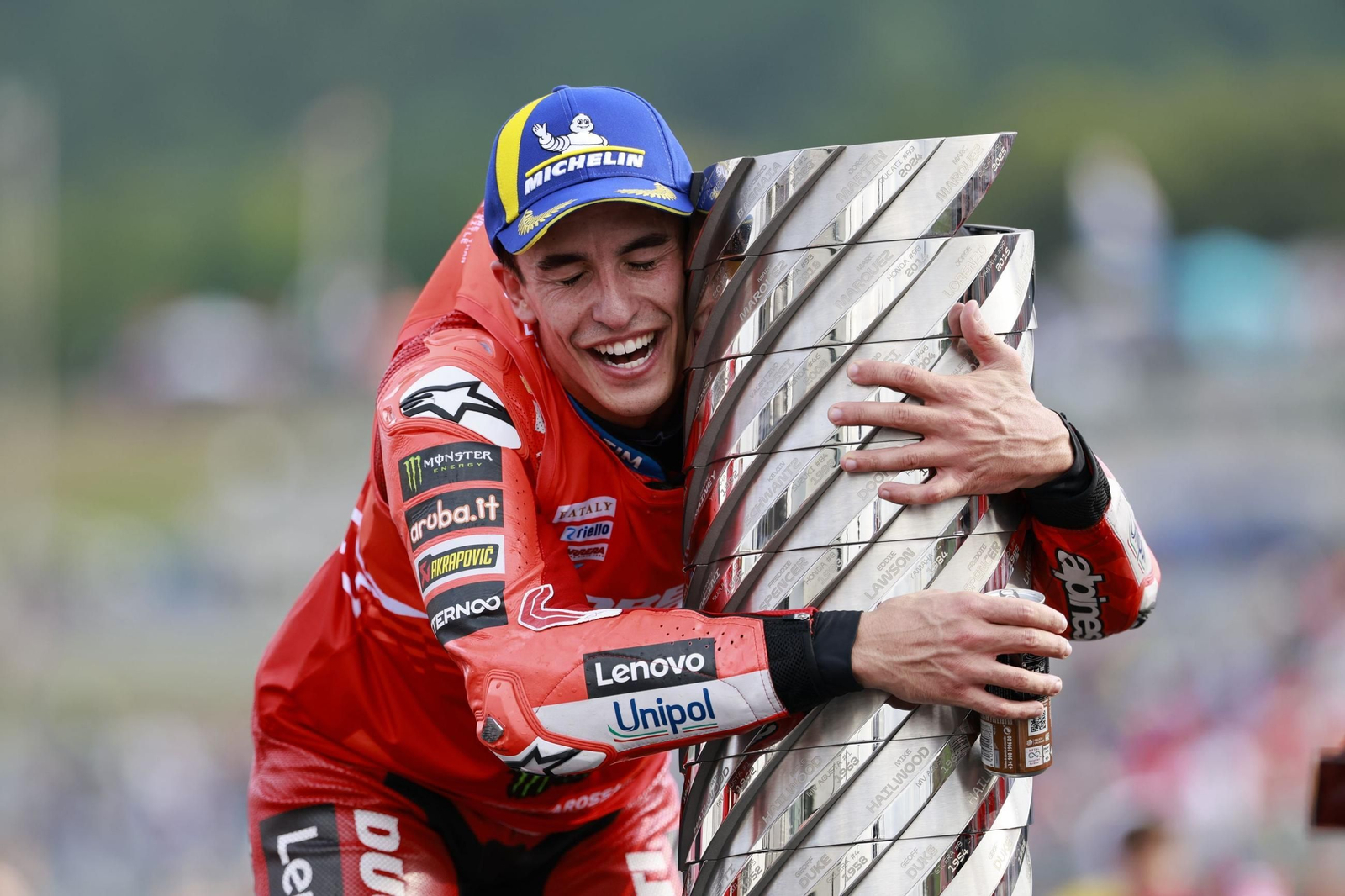 Marc Márquez abraza el trofeo como nuevo campeón mundial.