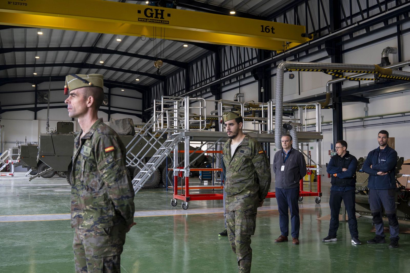 Margarita Robles entrega en Viator los primeros vehículos 8x8 ‘Dragón’ al Ejército de Tierra