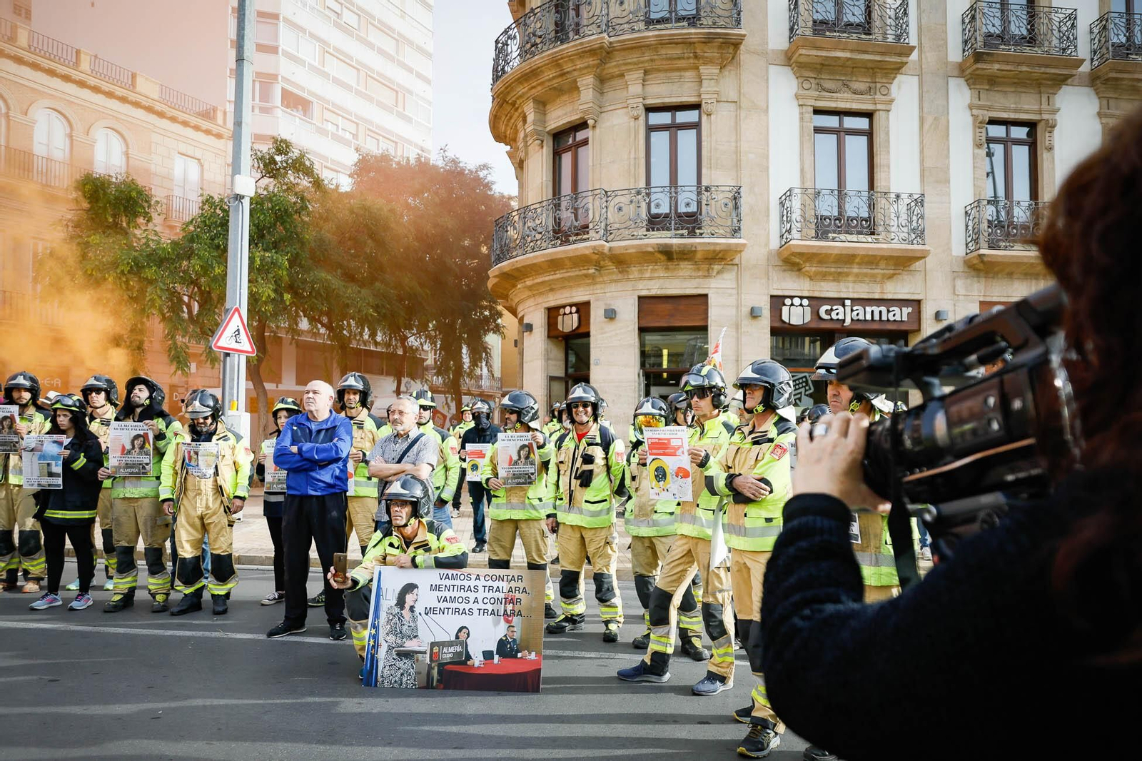 Imágenes de la manifestación de bomberos en Almería