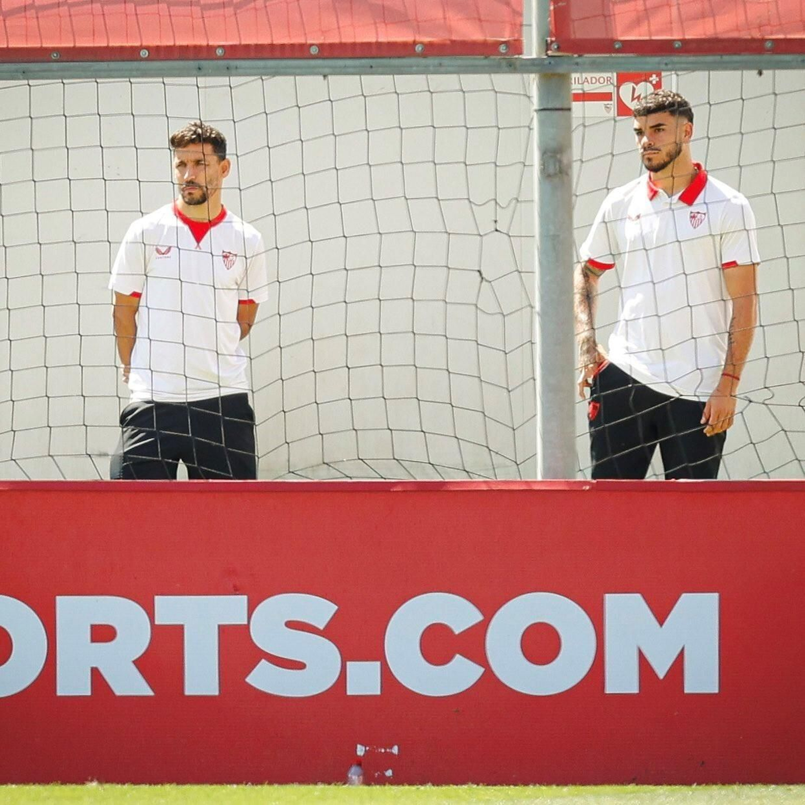 Jesús Navas e Isaac siguen el partido antes de concentrarse para el derbi.