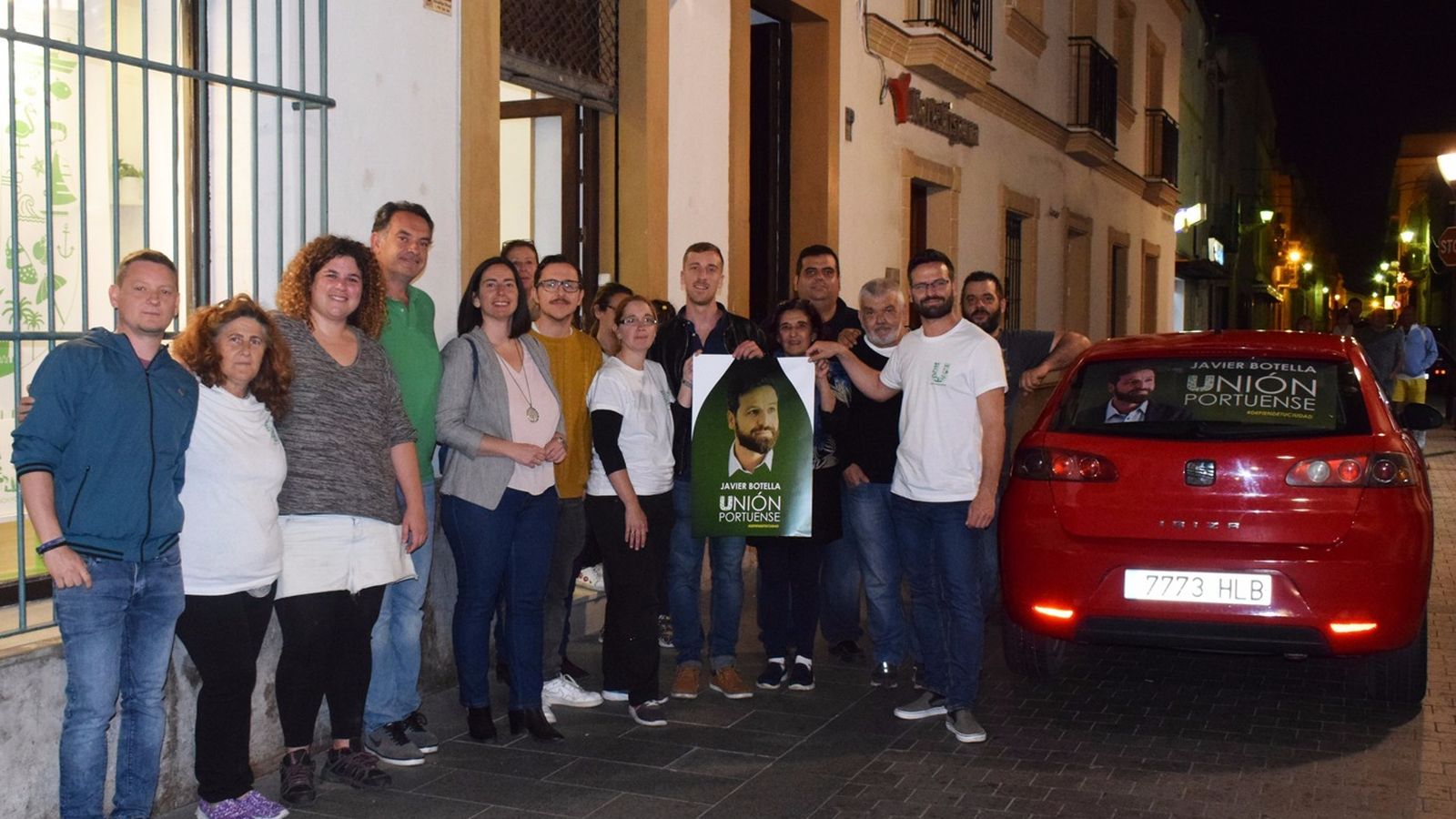 Unión Portuense ayer a las 00:00 horas en la puerta de su sede.