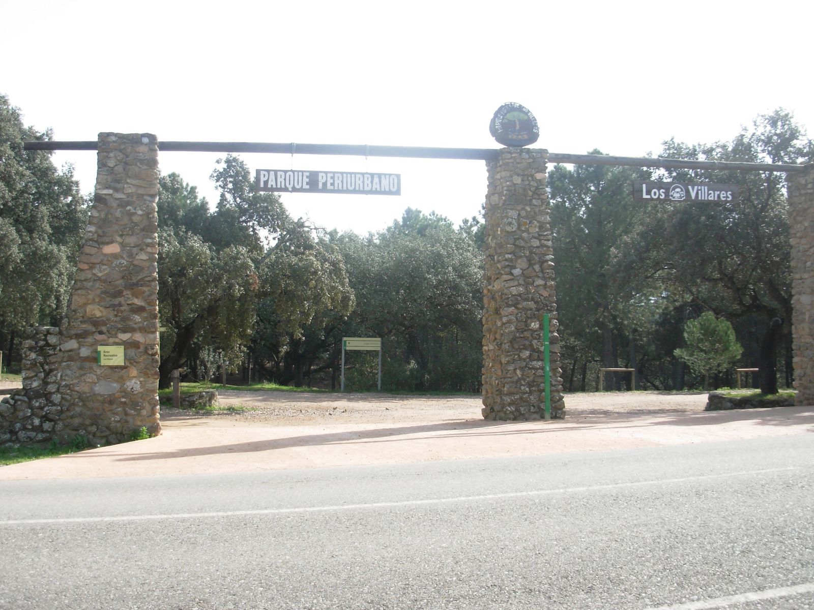 Acceso al parque periurbano de Los Villares.