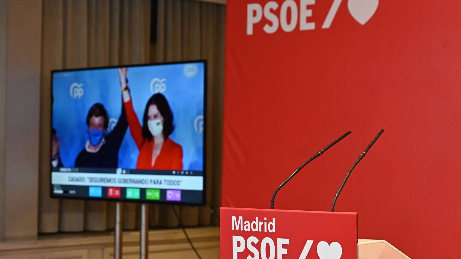 Imagen de la sede del PSOE con la celebración de Díaz Ayuso en una pantalla.