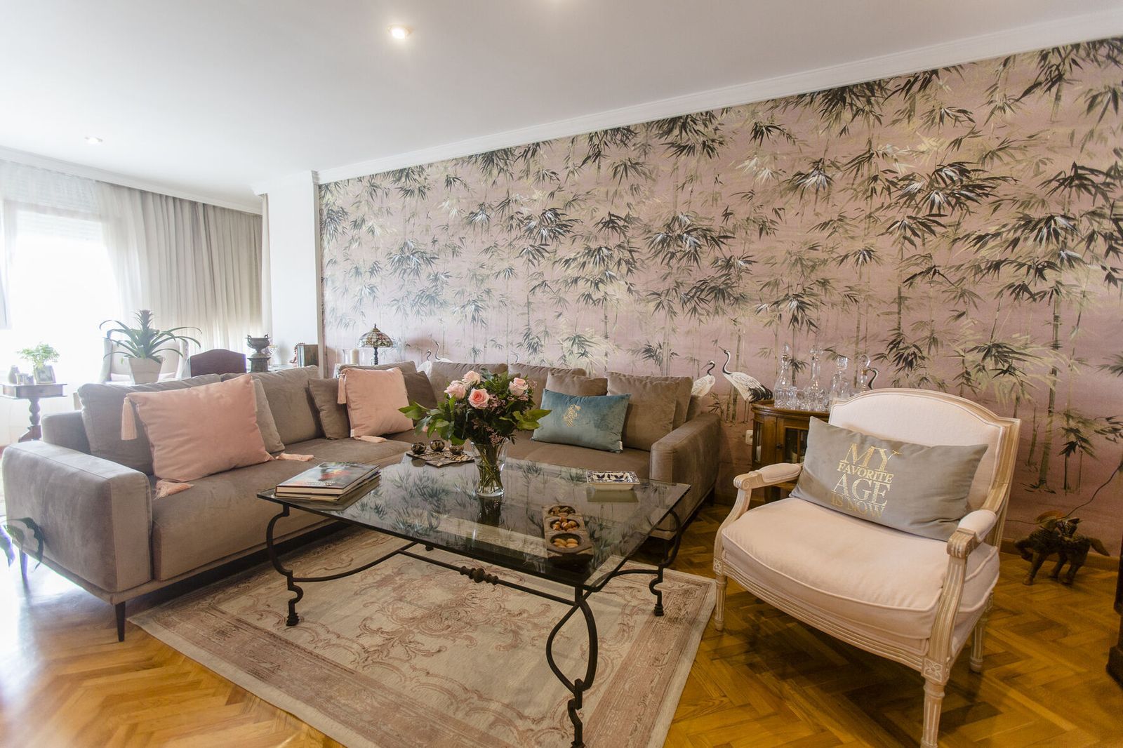 Salón. La estancia principal de la casa, ocupada por  tres espacios diferentes, tiene como principal protagonista a un gran vinilo.