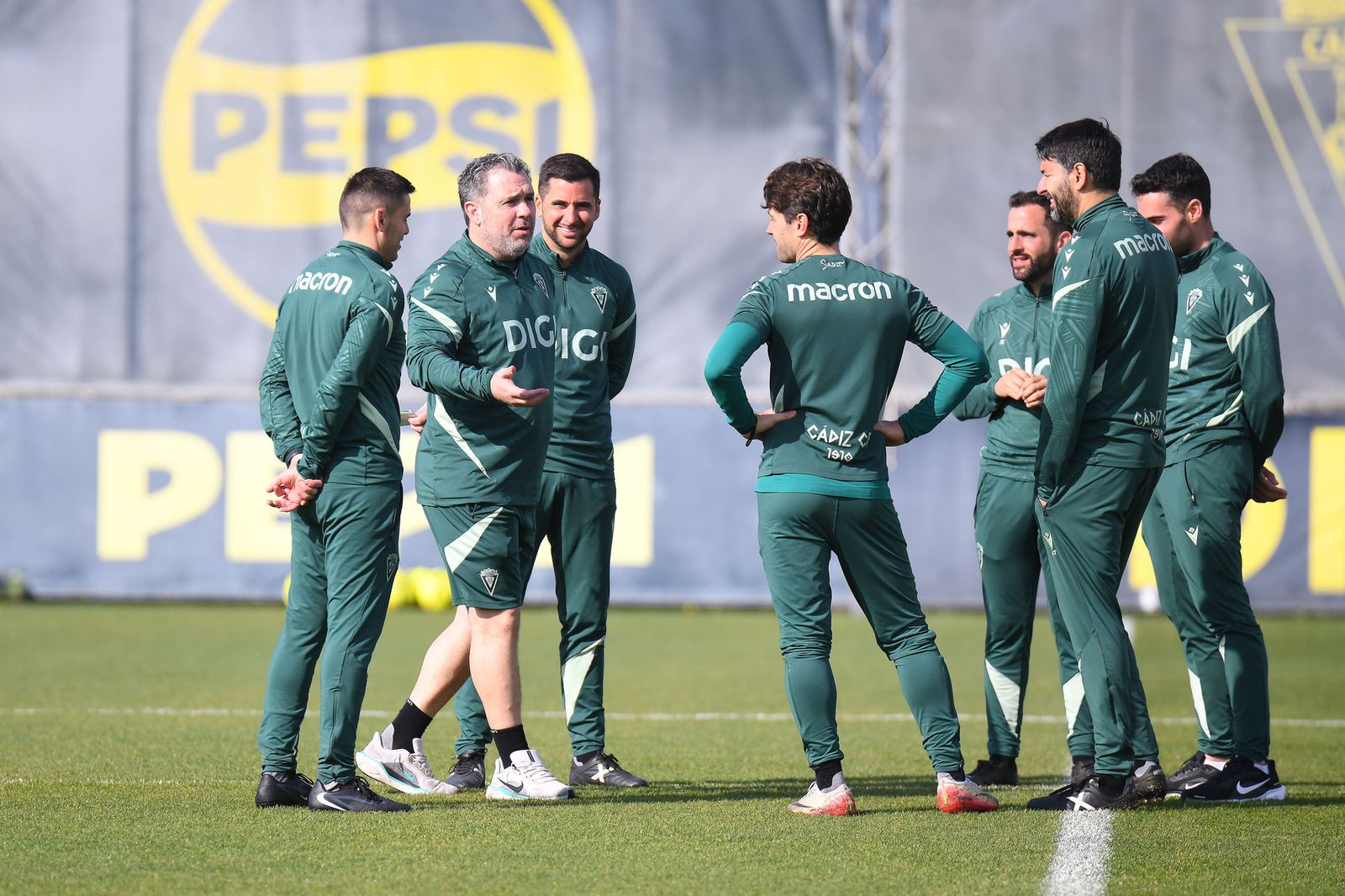 Sergio González con sus ayudantes en El Rosal.