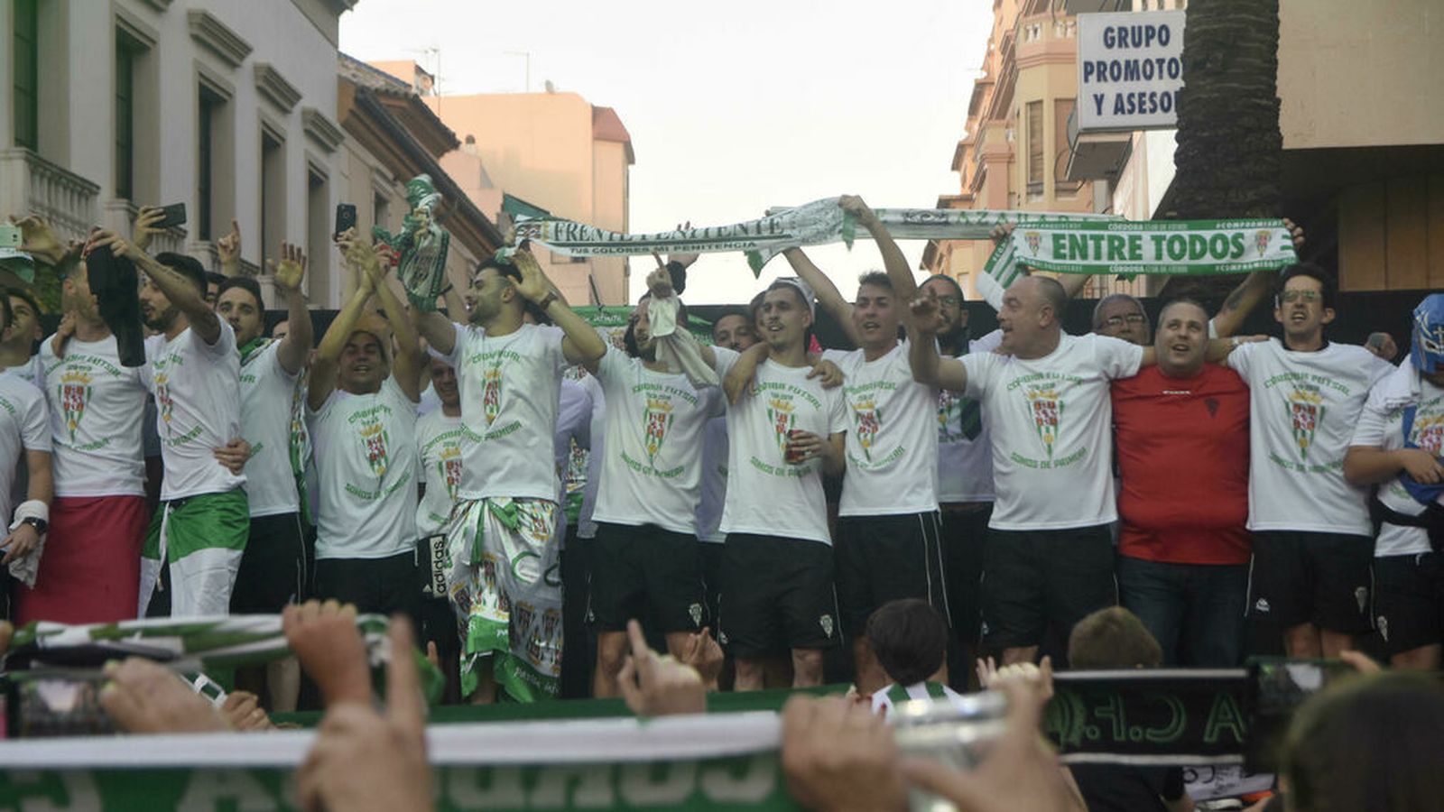 Los jugadores del Córdoba CF Futsal celebran su ascenso con la afición en las Tendillas.