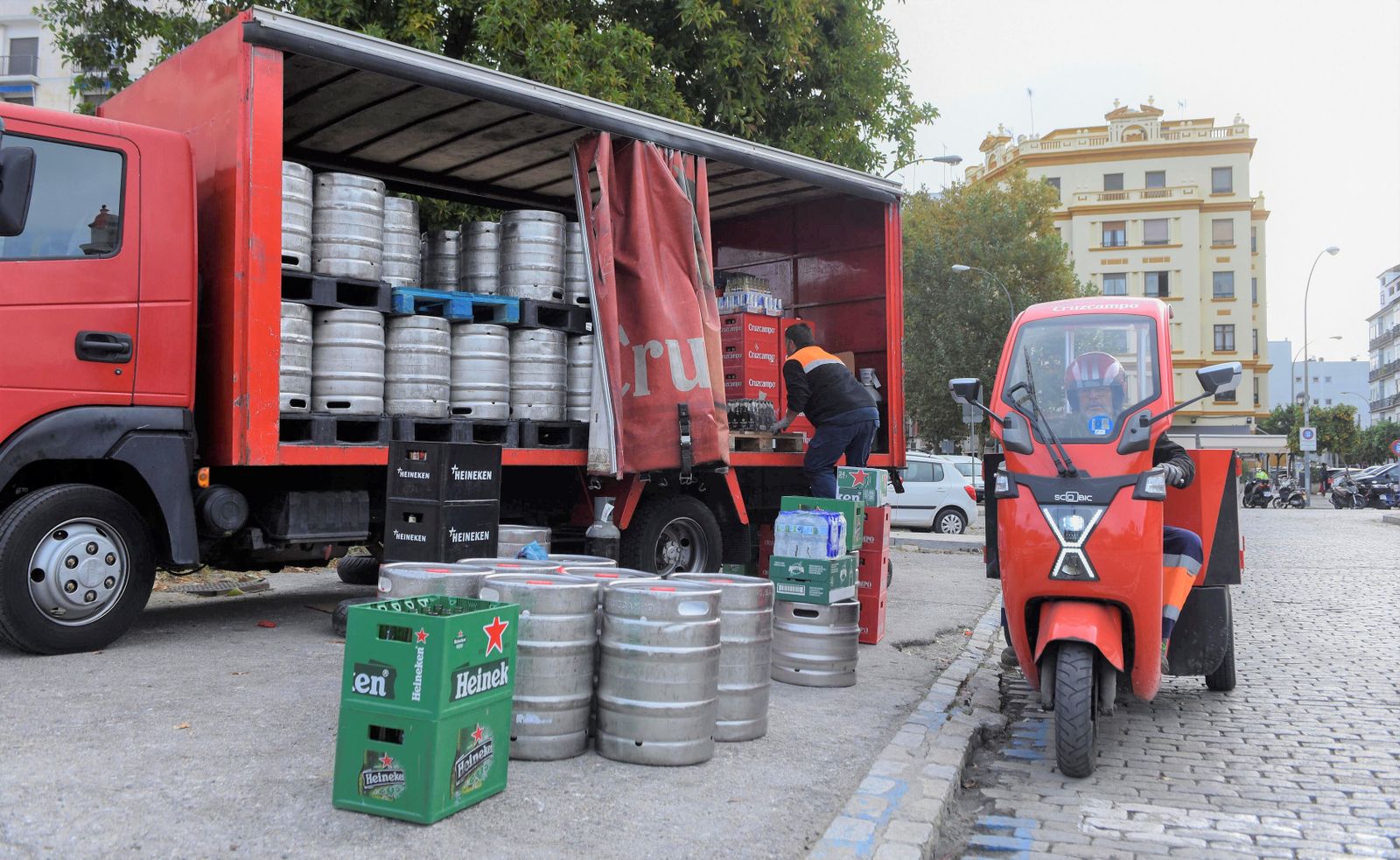Los bares de Sevilla reciben por ahora los barriles de cerveza con normalidad.