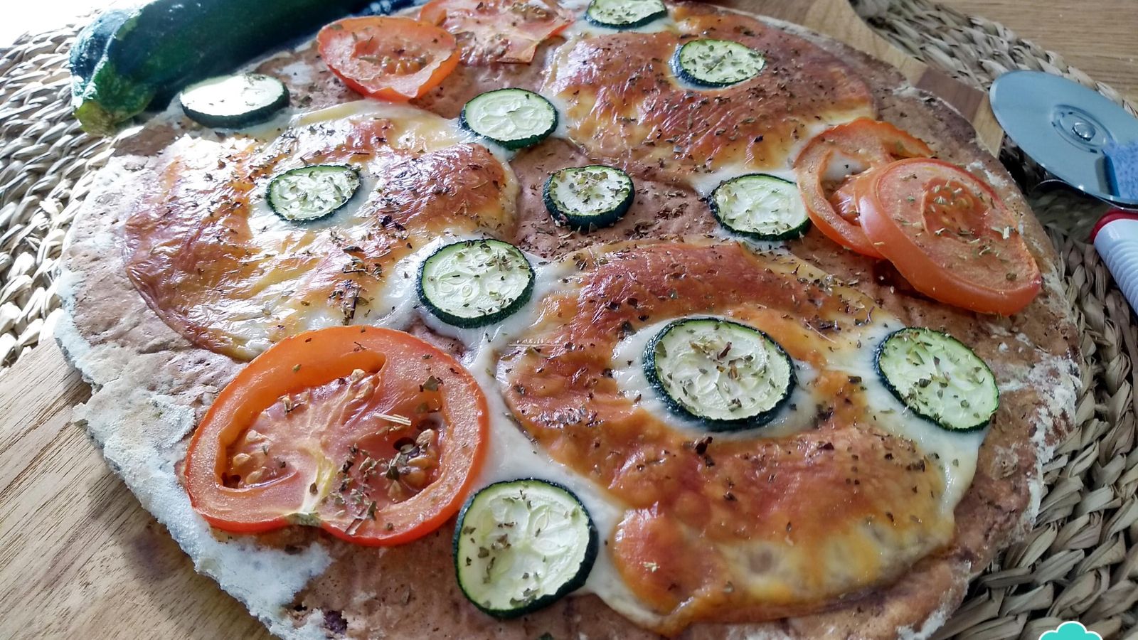 Pizza de calabacín y tomate.