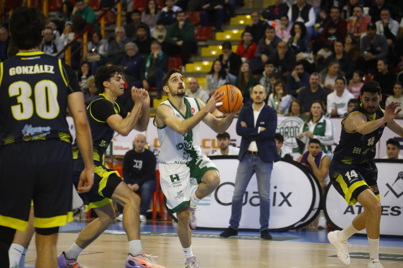 Las mejores fotos del ambiente en Vista Alegre para el Coto Córdoba - UDEA Algeciras