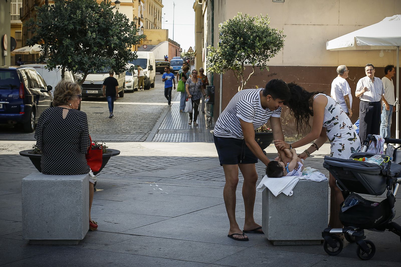Algunos ciudadanos está utilizando los bloques de hormigón como bancos y en este caso, como cambiador de bebé.