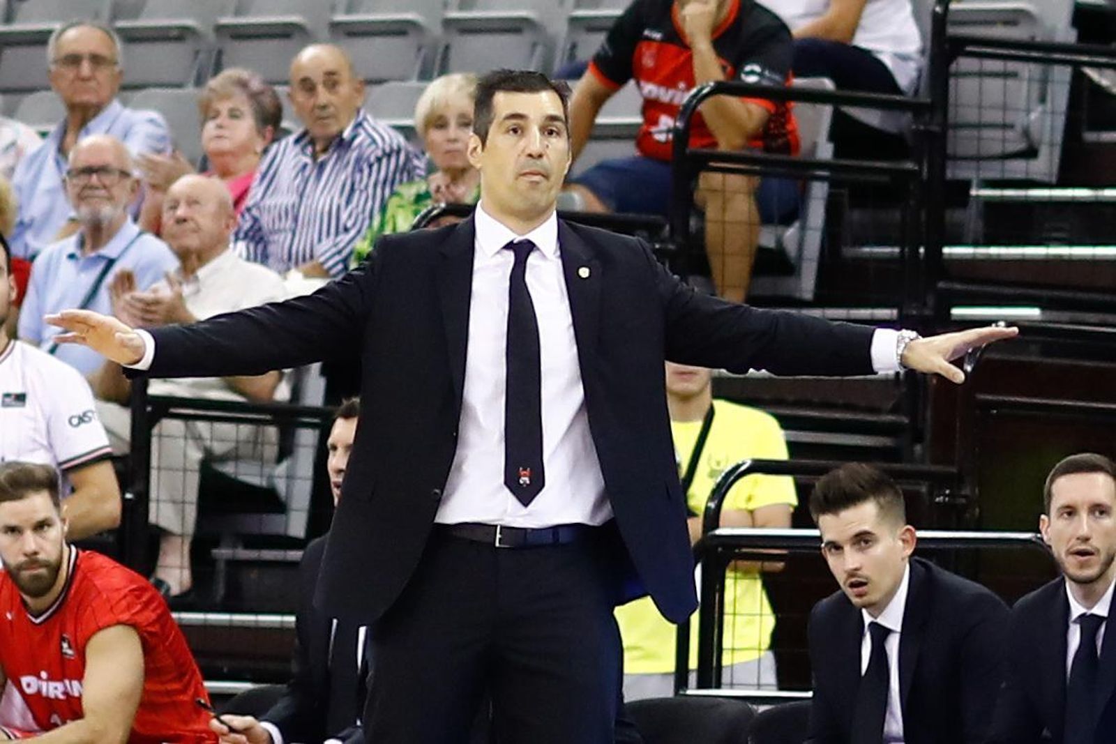 Pablo Pin dirige a los suyos desde el banquillo