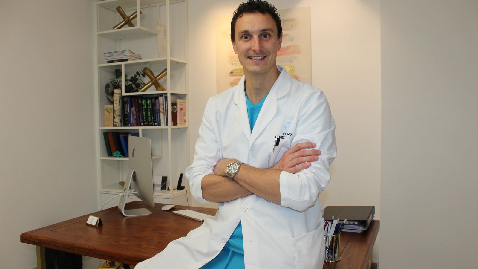 El cirujano Alberto Pérez Espadero, en su clínica.