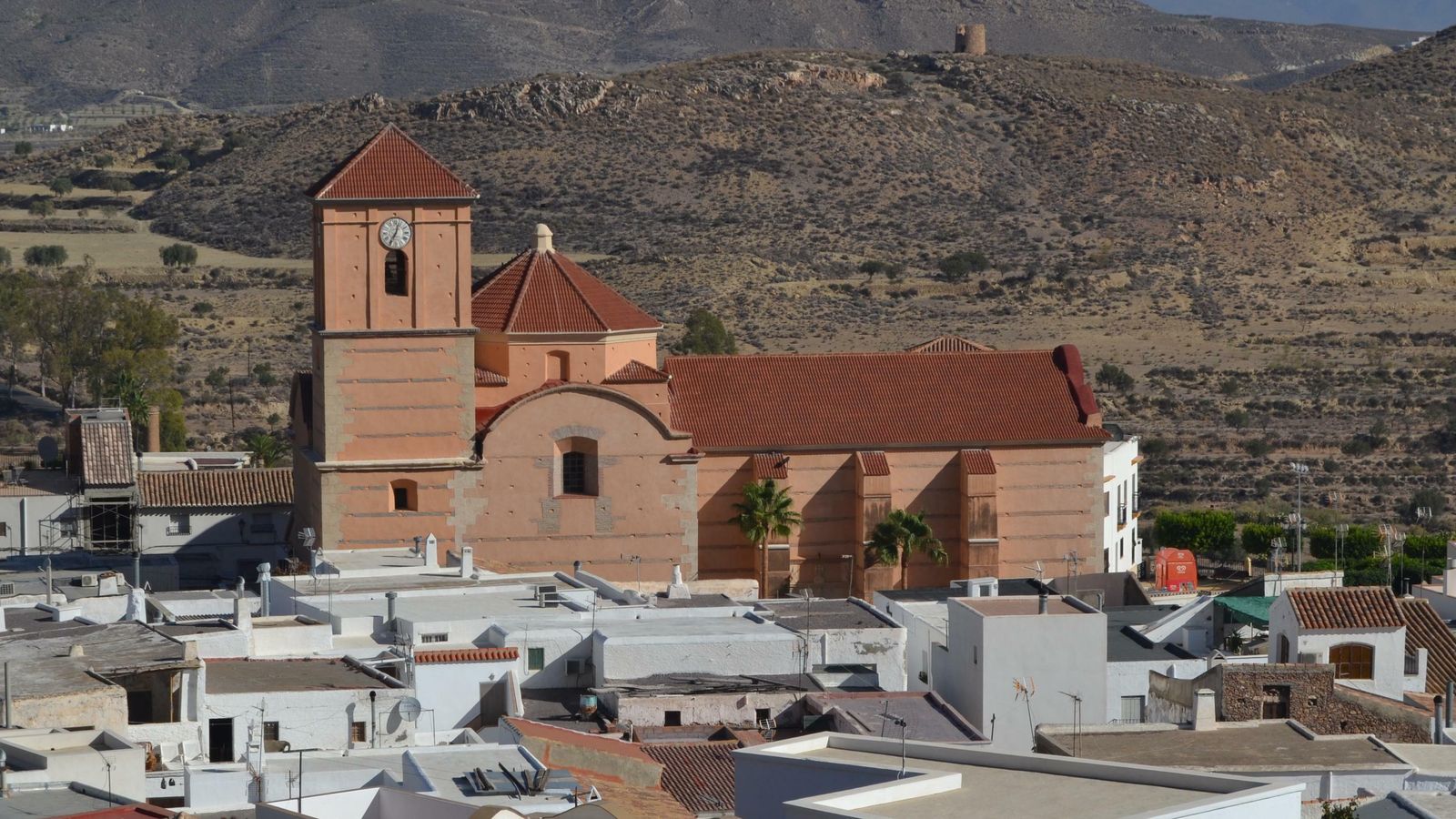 Panorámica de Lucainena donde sobresale su iglesia parroquial.