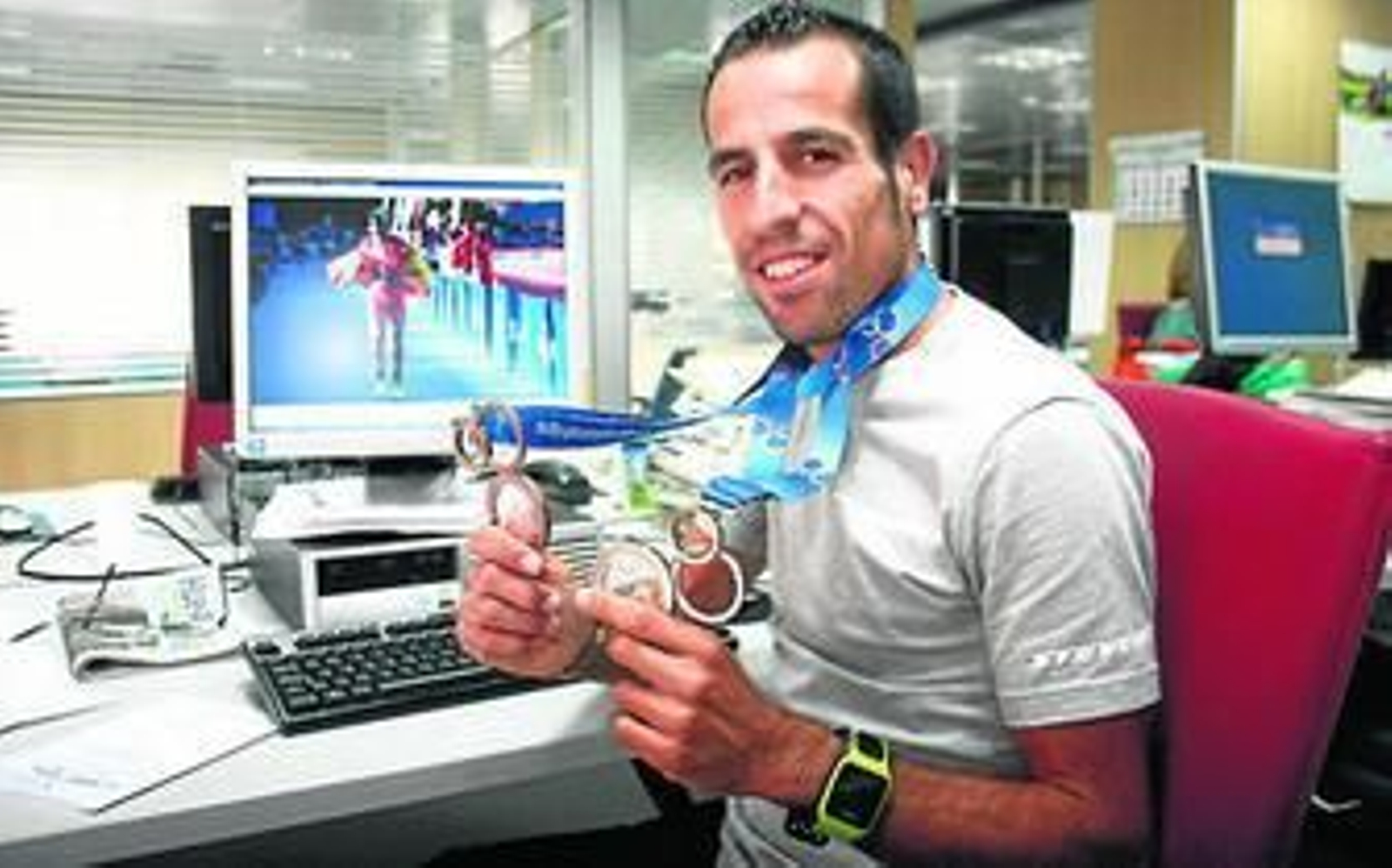 Emilio Martín muestra las medallas conseguidas en Pontevedra durante su visita a 'Huelva Información'.