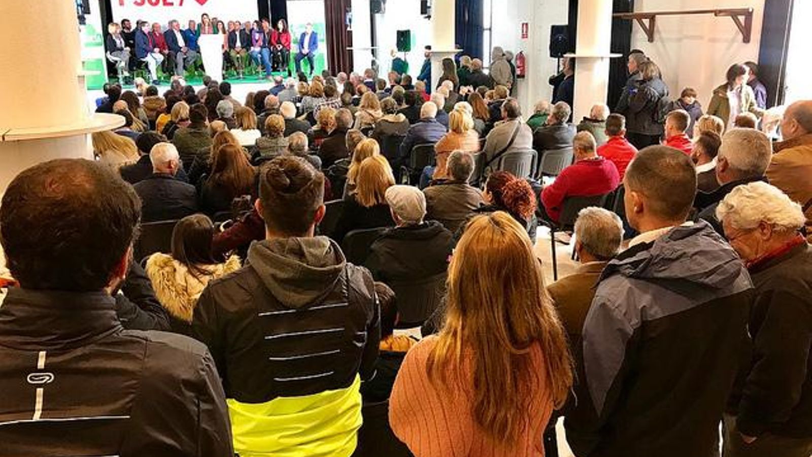 Decenas de personas acudieron al acto convocado por el PSOE en Bayárcal. Decenas de personas acudieron al acto convocado por el PSOE en Bayárcal.